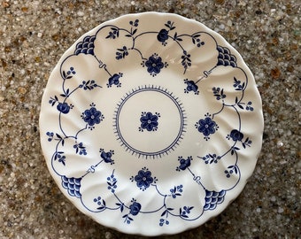 Collection vintage CHURCHILL FINLANDIA Cobalt Blue and White Daisies Dessert / Pain Plate - Made in Staffordshire England - Estate Item.