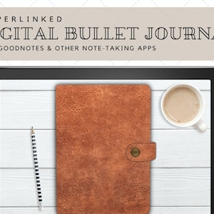Peut inclure: Un journal numérique à puces affiché sur l'écran d'une tablette, avec un carnet relié en cuir marron, un crayon et une tasse de café sur une surface en bois blanc. Le texte sur l'écran indique "HYPERLINKED DIGITAL BULLET JOURNAL FOR GOODNOTES & OTHER NOTE-TAKING APPS".