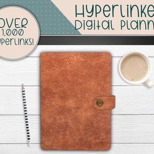 Peut inclure: Une application de planificateur numérique sur l'écran d'une tablette, avec un carnet à couverture en cuir marron, un crayon et une tasse de café sur une surface en bois blanc. Le texte "Hyperlinked Digital Planner" est affiché en haut de l'écran.