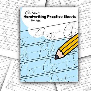 Op de afbeelding: Een blauw en wit oefenblad voor cursief handschrift voor kinderen met gestippelde lijnen om de letters A tot en met D te traceren. Een geel potlood ligt op het blad.