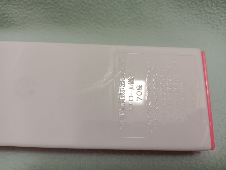 May include: A white plastic container with a pink edge. The container has Japanese text on it, including the words "70度" and "ロール" which translate to "70 degrees" and "roll".