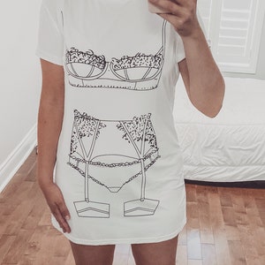 Camiseta de despedida de soltera con lencería / Camiseta personalizada / Regalo de despedida de soltera / Atuendo para prepararse / Regalo para dama de honor para prepararse /