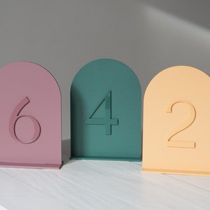 Numeri da tavolo per matrimoni in acrilico / Numeri da tavolo in acrilico monocromatico Impostazione tabella per eventi / Insegna per matrimonio moderno / Decorazione per matrimonio verde salvia