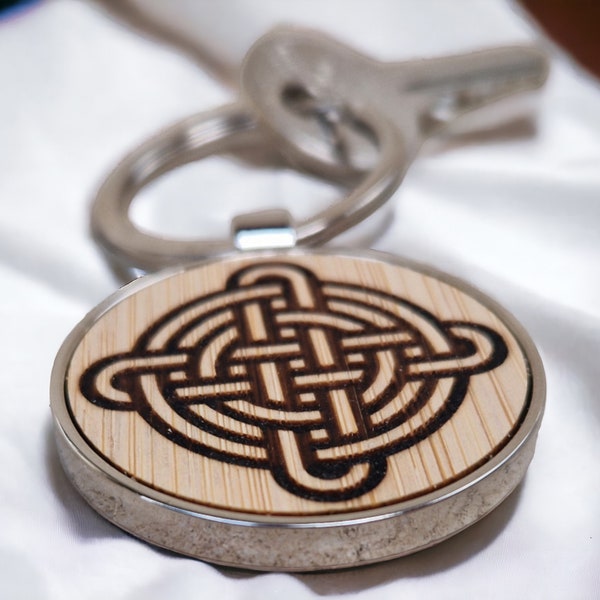 Porte-clés nœud infini porte bonheur en bois et métal. Le symbole du nœud sans fin du bouddhisme tibétain gravé sur du bambou. Spiritualité.