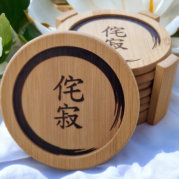 Sous-verres Wabi-Sabi entouré de l'Enso (cercle japonais zen), Dessous de verres bouddhisme, taoïsme, calligraphie. Sous-bock en bois.