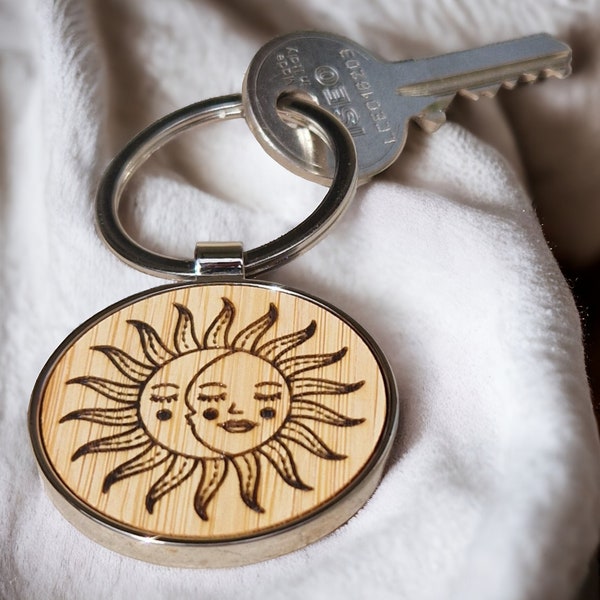 Porte-clés Soleil Lune, yin yang, féminin masculin. En bois et métal avec le symbole gravé sur du bambou. Cadeau spiritualité et astrologie.