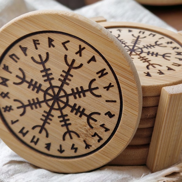 Sous-verres Vegsivir runique, dessous de verres Symbole boussole viking gravé sur bois . Sous-bock païen, magie nordique. Cadeau spirituel.