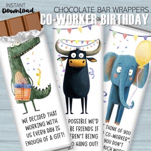 Może przedstawiać: Trzy drukowane opakowania na tabliczki czekolady z postaciami kreskówkowymi zwierząt z zabawnymi wiadomościami urodzinowymi. Opakowania przedstawiają krokodyla, byka i słonia, każdy z inną wiadomością. Opakowania są ozdobione kolorowymi konfetti i flagami.