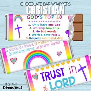 Op de afbeelding: Chocoladereepverpakkingen met christelijke thema's. Eén wikkel toont "GOD'S TOP 10" en een kruis, een andere heeft een regenboog en de tekst "a rainbow is a promise of sunshine". De derde wikkel zegt "TRUST in the LORD".
