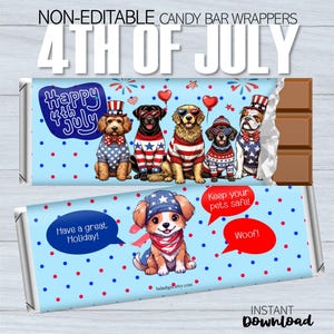 Puede incluir: Envoltorios de barras de chocolate con temática del 4 de julio. Los envoltorios presentan ilustraciones de perros vestidos con atuendos patrióticos, con el texto "Happy 4th of July", "Have a great Holiday!" y "Keep your pets safe!"