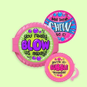 Könnte beinhalten: Drei pinkfarbene Kaugummi-Artikel mit Text. Der größte Artikel sagt "you really BLOW us away!" in Grün und Lila. Ein runder Artikel sagt "Well Done. CHEW did it!" in Blau und Pink. Der kleinste Artikel sagt "you're un-BUBBLE -leivavble!"