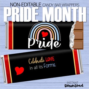 Może przedstawiać: Dwa opakowania batonów czekoladowych z czarnym tłem. Jedno opakowanie ma tęczowy wzór z czerwonym sercem i napisem "Pride". Drugie opakowanie mówi "Celebrate LOVE in all its Forms" z czerwonym sercem. Opakowania są na Miesiąc Dumy.