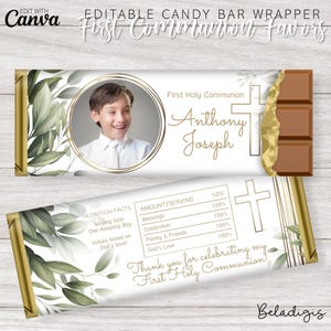 Puede incluir: Un envoltorio de barra de chocolate blanco con un borde dorado y un diseño de hojas verdes. El envoltorio presenta una foto de un niño con una camisa blanca, el texto "Primera Comunión", y el nombre "Anthony Joseph".