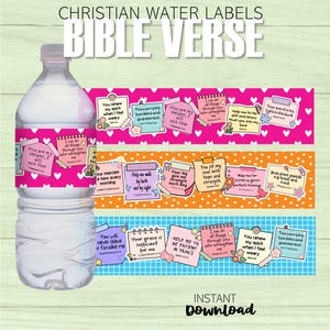 以下が含まれることがあります： ピンク、オレンジ、青色のラベルデザインの透明なウォーターボトル。ラベルには、ハートと花のアクセントが付いた付箋に聖書の詩が書かれています。「CHRISTIAN WATER LABELS」と「BIBLE VERSE」の文字が上部にあります。