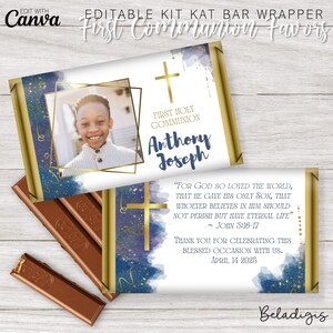 Może przedstawiać: Biały papierowy opakowanie Kit Kat z niebieskim akwarelowym tłem i złotymi akcentami. Opakowanie zawiera zdjęcie młodego chłopca, krzyż i tekst "Pierwsza Komunia Święta", "Anthony Joseph", "Albowiem tak Bóg umiłował świat, że Syna swego Jednorodzonego dał, aby każdy, kto w Niego wierzy, nie zginął, ale miał życie wieczne" - Jan 3:16-17, "Dziękujemy za świętowanie tej błogosławionej okazji z nami. 14 kwietnia 2025", i "Beladigis".