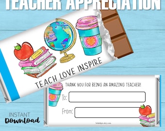 Puede incluir: Envoltorio de barra de chocolate imprimible con un diseño colorido que presenta un globo terráqueo, una taza de café y una pila de libros. El texto "Teach Love Inspire" está impreso en el envoltorio. El envoltorio está diseñado para adaptarse a una barra Hershey jumbo de 4,4 oz.