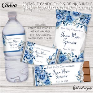 Könnte beinhalten: Ein Set von Kommunionsgeschenken, darunter eine Wasserflasche, Schokoriegelverpackungen und eine Chipstüte. Die Artikel sind mit blauen Blumenmustern und personalisiertem Text verziert. Das Set enthält eine Schokoriegelverpackung, eine Kit Kat-Verpackung, eine Chipstüte und ein Wasserflaschenetikett.
