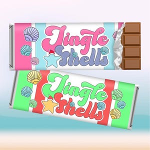 Könnte beinhalten: Zwei rechteckige Schokoladenriegelverpackungen mit dem Text Jingle Shells in stilisierter Schrift. Die obere Verpackung ist hellblau und rosa mit violetten und blauen Muscheln und einem Stern mit Weihnachtsmütze. Die untere ist grün und rot mit gelben und blauen Muscheln und einem gelben Stern mit Weihnachtsmütze.