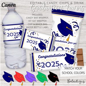 Könnte beinhalten: Bearbeitbare Vorlagen für Abschlussparty-Geschenke für Schokoriegel, Kit Kat-Verpackungen, Chipstüten und Wasserflaschen. Das Design zeigt eine blaue Abschluss-Kappe mit goldenen Akzenten und den Text "Herzlichen Glückwunsch Klasse von 2025".