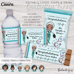 Könnte beinhalten: Bearbeitbare Vorlagen für Abschlusspräsente für Schokoladenriegelverpackungen, Kit Kat-Verpackungen, Chip- und Snackbeutel sowie Wasserflaschenetiketten. Das Design zeigt eine Cartoon-Illustration einer weiblichen Absolventin, die einen Hijab und eine blaue medizinische Uniform trägt. Der Text enthält "Herzlichen Glückwunsch" und den Namen und Titel des Absolventen, z. B. "Krankenschwester Fiona Baker" oder "Dr. Caroline Smart".