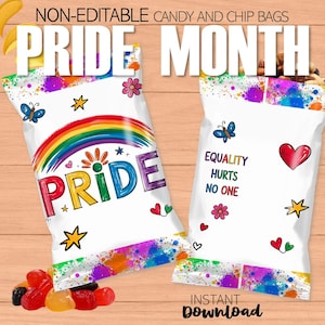 Może przedstawiać: Dwie białe torebki na słodycze z kolorowymi wzorami w tematyce Pride. Jedna torebka zawiera tęczę, słowo "PRIDE" i gwiazdki. Druga torebka ma napis "EQUALITY HURTS NO ONE", serce i motyla.