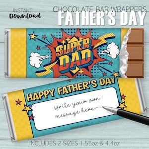 Op de afbeelding: Twee chocoladereep wrappers met een Vaderdag thema. Eén wrapper heeft een stripboekstijl ontwerp met de tekst "SUPER DAD". De andere wrapper heeft de tekst "HAPPY FATHER'S DAY" en ruimte om een bericht te schrijven. Inclusief 2 maten.