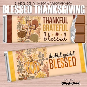 Op de afbeelding: Chocoladereepverpakkingen met een Thanksgiving-thema. De bovenste verpakking heeft een kruis en pompoenen, met de woorden "Dankbaar, dankbaar, gezegend". De onderste verpakking heeft een pompoen en de woorden "Dankbaar, dankbaar, gezegend."