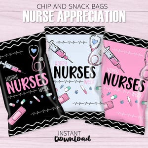 Puede incluir: Tres diseños de bolsas de patatas fritas imprimibles para la Semana de Apreciación de las Enfermeras. Cada bolsa presenta un patrón ondulado en blanco y negro, un estetoscopio, una jeringa y el texto "Happy Nurses Week". Una bolsa es negra con detalles en rosa, otra es blanca con detalles en azul y otra es rosa con detalles en verde.