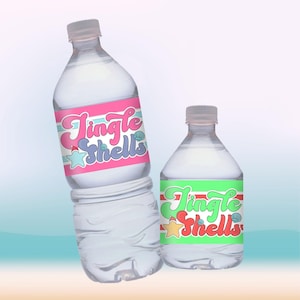 Könnte beinhalten: Zwei durchsichtige Wasserflaschen aus Kunststoff mit individuellen Etiketten. Die größere Flasche hat ein rosa Etikett mit dem Text Jingle Shells in Blau und Rosa, einem hellblauen Stern und einer Muschel. Die kleinere Flasche hat ein grünes Etikett.