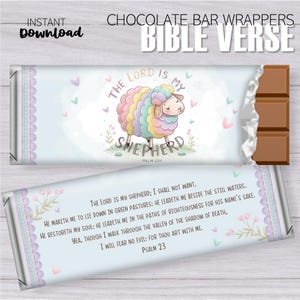 Op de afbeelding: Een printbare chocolade-wikkel met een pastelkleurig schaap met de tekst "De Heer is mijn Herder" en een Bijbelvers uit Psalm 23.