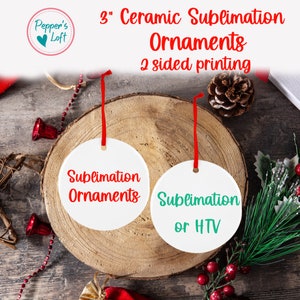 Puede incluir: Dos adornos de cerámica blanca con texto rojo y verde. El adorno de la izquierda dice "Sublimation Ornaments" y el adorno de la derecha dice "Sublimation or HTV". Los adornos están sobre una superficie de madera con decoraciones rojas y verdes.