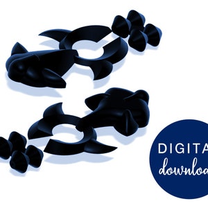 Può includere: Un modello stampato in 3D di un pesce con una base circolare. Il modello è nero ed è diviso in più pezzi. I pezzi sono disposti su uno sfondo bianco. L'immagine include anche il testo "DIGITAL download".