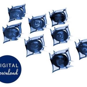 Op de afbeelding: Acht blauwe, metalen, geometrische vormen met verschillende ontwerpen erin. Elke vorm heeft een scherpe, puntige rand. De vormen zijn in een ruitvormig patroon gerangschikt.