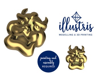 Puede incluir: Modelo 3D impreso en oro de una máscara japonesa Oni con cuernos. La máscara es un kit de bricolaje que requiere pintura y montaje. La imagen también incluye el logotipo de Illustris Modelling & 3D Printing.