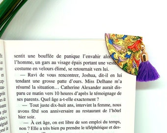 Marque page d'angle breloque pompon violet et papier enluminure multicolore, cadeau livresque