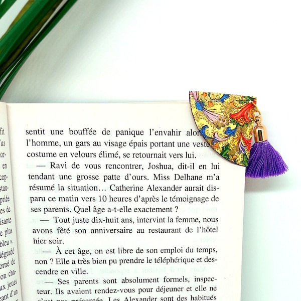 Marque page d'angle breloque pompon violet et papier enluminure multicolore, cadeau livresque