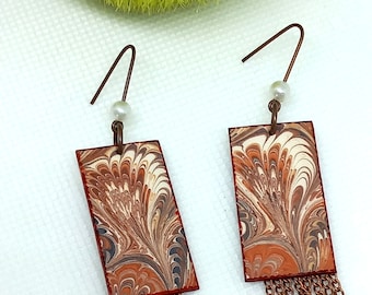 Boucles d'oreilles BOHEME CHIC pendantes originales marron/ blanc sur rectangle et chaînettes cuivre, CADEAU pour elle, bijoux prêt à ofrir