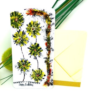 VERJAARDAGskaart met de hand geschilderd in een lichtgele origami-envelop, bloemenkaart met glanzend effect