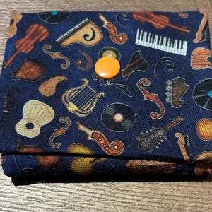 Kleines, dunkelblaues Portemonnaie mit Musikinstrumenten, kleine Geldbörse, Unikat