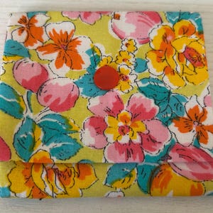 Hübsches kleines Stoff-Portrmonnaie mit gelbem Blumenmuster und rotem Druck-Knopf, mit Liebe genähtes Unikat, Geschenkidee