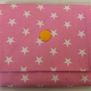 Sternenzauber in rosa-weiß, rosa Stoffportemonnaie mit weißen Sternen und dunkelgelbem Knopf, mit Liebe genäht, Unikat, Geschenkidee