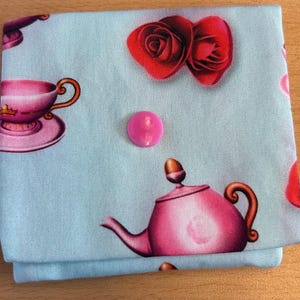Stoffportmonee türkis mit Tassen und Rosen, Geldbörse, Portemonnaie, Unikat, rosa Knopf