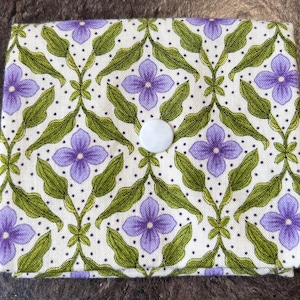 Portemonnaie mit Blumenmuster – Lila Blüten & grüne Blätter – weißer Druckknopf, Unikat, Geschenkidee