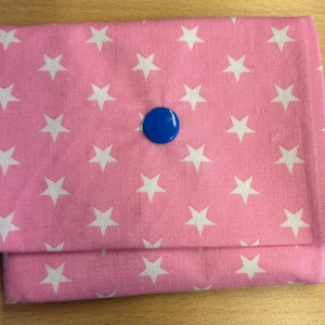 rosa Stoff-Portemonnaie mit weißen Sternen und blauem Knopf, kleine rosa Geldbörse mit weißen Sternen