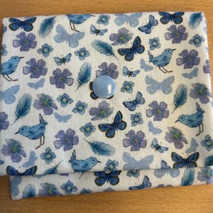 Süßes weißes Stoffportemonnaie mit kleinen  blauen Schmetterlingen, Blümchen und hellblauem Druckknopf, Unikat, Geschenkidee