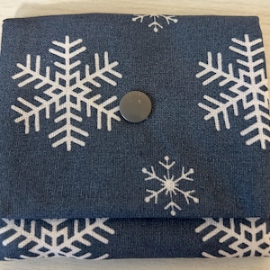 hübsches graublaues Stoff-Portemonnaie mit Schneeflocken und grauem Druckknopf. Mit Liebe genähtes Unikat, Geschenkidee
