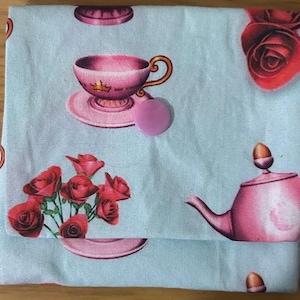 Kleines Stoffportmonee türkis mit Tassen und Rosen, Geldbörse, Portemonnaie, Unikat