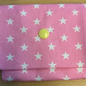 hübsches kleines rosa Stoffportemonnaie mit weißen Sternen und gelbem Druckknopf, Unikat, Geschenkidee