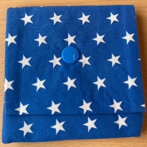 schönes kleines blaues Stoffportemonnaie mit weißen Sternen und blauem Druckknopf, Unikat, Geschenkidee