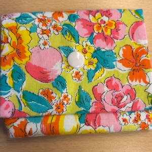 hübsches Stoff-Portemonnaie mit gelbem  Blumenmuster mit zartrosa Knopf, Geldbörse, Unikat, mit Liebe genäht